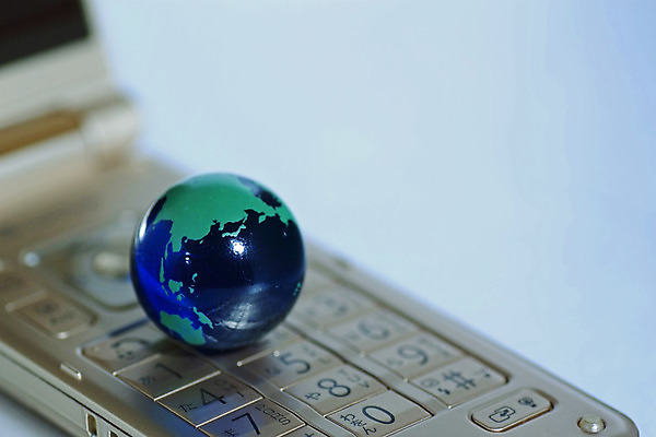 포토 JPG 해외이미지 지구 통신 모바일 대화 사람없음 스마트폰 지구본 디지털 과학기술 네트워크 메시지 이메일 연결 휴대용 무선전화기 전화기 대리석 키패드 셀룰러 해외202004 해외포토 재료 기술 말하기 핸드폰 스마트기기 오브젝트 파일형식 이미지허브