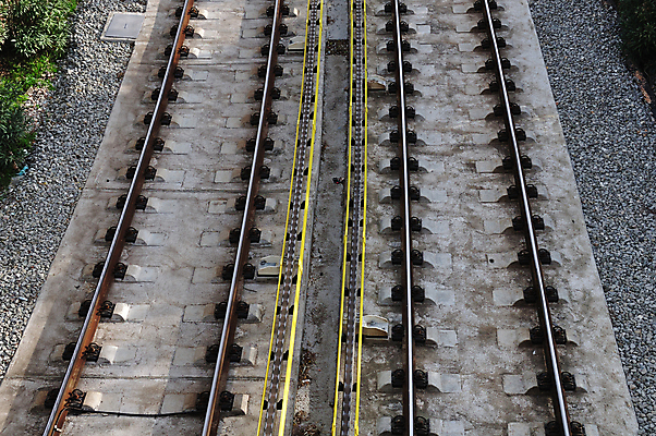 포토 JPG 해외이미지 산업 선 백그라운드 교통시설 사람없음 금속 기차 도시 정상 방향 질감 잠금 트랙 시멘트 판 방법 철강 콘크리트 해외202004 해외포토 육상교통 교통 재질 대중교통 시설 보안 파일형식 이미지허브
