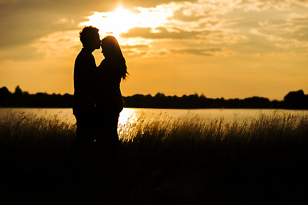 포토 JPG 해외이미지 라이프스타일 커플 응시 여자 남자 행복 실루엣 백그라운드 2 우산 포옹 키스 사랑 사람 사람없음 야외 빛 태양 흰색 도시 약혼 해외202004 해외포토 자연요소 시선 감정 컬러 결혼 관계 안기 촬영기법 생활 애정표현 약속 파일형식 이미지허브