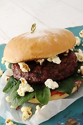 포토 JPG 해외이미지 음식 패스트푸드 샌드위치 육류 사람없음 옆모습 식사 저녁식사 샐러드 햄버거 점심식사 길거리음식 해외202004 해외포토 뷰포인트 식재료 인스턴트 파일형식 이미지허브