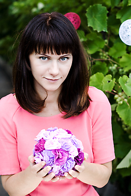 포토 JPG 해외이미지 백인 드레스 여자 행복 무기 분홍색 결혼 휴가 관리 사랑 한명 초록색 파티 기쁨 흰색 잡기 풍선 해외202004 해외포토 서양인 1 옷 감정 컬러 모션 사람 이벤트 파일형식 이미지허브