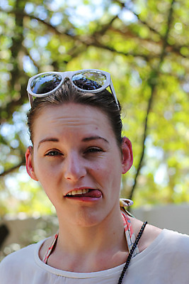 포토 JPG 해외이미지 백인 1 응시 여자 감정 얼굴 갈색머리 한명 사람 성인 야외 선글라스 머리 흰색 표현 입 유머 찡그림 혀 보여주기 창백 해외202004 해외포토 서양인 헤어스타일 시선 안경 컬러 모션 표정 신체부위 파일형식 이미지허브