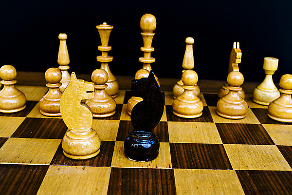 포토 JPG 해외이미지 손 남자 백그라운드 그림자 사람없음 목재 숫자 검은색 게임 체스말 체스 닫기 왕 여왕 사기꾼 해외202004 해외포토 나무 문자 컬러 재료 모션 놀이 사람 신체부위 말_게임 파일형식 이미지허브