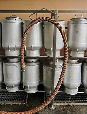 포토 JPG 해외이미지 전통 음료 선 음식 벽 백그라운드 농업 교통시설 자연 치즈 손잡이 사람없음 농장 금속 우유 수확 골동품 시골 조끼 액체 소 역사 캔 역 은색 컨테이너 스위스 크림 오브젝트 복고 만들기 수납 버터 내추럴 외양간 구식 밭일 옛날 줄서기 철강 해외202004 해외포토 유럽 산업 컬러 교통 포유류 모션 재질 유제품 외투 시설 생태계 파일형식 이미지허브