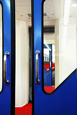 포토 JPG 해외이미지 산업 선 여행 의자 교통시설 자국 모션 유리 실내 앉기 사람없음 내부 빨간색 파란색 빛 문 금속 기차 도시 오픈 투명 복도 전철 미끄러짐 미끄럼틀 핸들 서비스 속도 승객 튜브 일반 러시아인 모스크바 방법 해외202004 해외포토 서양인 육상교통 컬러 가구 교통 재질 대중교통 놀이기구 시설 러시아 파일형식 이미지허브