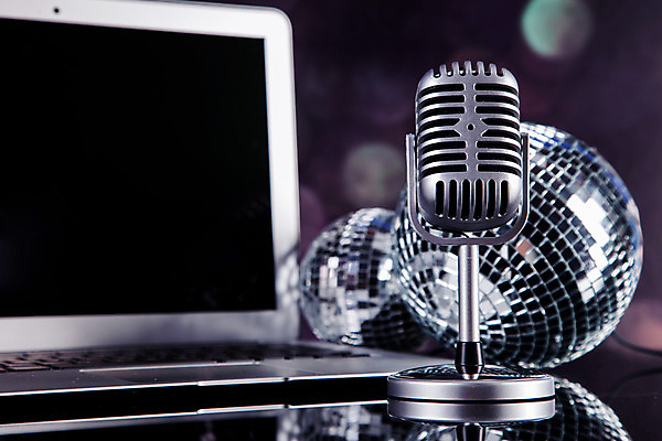 포토 JPG 해외이미지 직업 음악 백그라운드 전등 이벤트 사람없음 파란색 노트북 빛 컴퓨터 파티 금속 소리 콘서트 장비 수확 기구 클래식 마이크 오브젝트 클럽 라디오 복고 오디오 재즈 노래방 해외202004 해외포토 컬러 음향기기 컨셉 농업 재질 문화예술 조명 전자제품 공연 파일형식 이미지허브