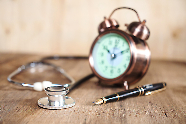 포토 JPG 해외이미지 시계 청진기 탁자 건강 병원 사람없음 목재 치료 약 반사 펜 건강관리 금속 장비 시험 의사 기구 공구 맥박 질병 측정 분수 공포 돌봄 심장병 해외202004 해외포토 나무 교육 가구 재료 의학 의료기기 모션 재질 관리 필기구 의료진 도구 파일형식 이미지허브