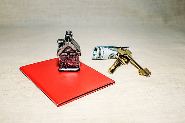 포토 JPG 해외이미지 디자인 종이 백그라운드 컨셉 돈 비즈니스 건축양식 가족 성공 열쇠 새로움 주택 사람없음 건물 금융 판매 세일 달러 저축 재산 구매 가격 심볼 계약 오브젝트 문서 투자 대출 렌탈 승인 진짜 소유 비용 해외202004 해외포토 건축물 건축 관계 경제 쇼핑 파일형식 이미지허브