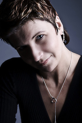 포토 JPG 해외이미지 스튜디오촬영 백인 모델 응시 포즈 짧은머리 갈색머리 한명 성인 기쁨 흰배경 정직 고립 해외202004 해외포토 서양인 1 헤어스타일 시선 감정 백그라운드 실내 사람 흰색 파일형식 이미지허브