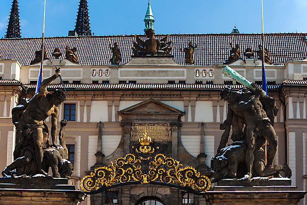 포토 JPG 해외이미지 건축물 디자인 유럽 조각 여행 백그라운드 건축양식 미술 사람없음 야외 건물 장식 관광지 도시풍경 조각상 성당 문 탑 궁전 바위 깃발 황금 클래식 큼 대문 과거 체코 신화 프라하 타운 랜드마크 보헤미아 안뜰 웅장함 스타일 해외202004 해외포토 건축 나라 컨셉 고건축 종교건축 문화예술 풍경 조형물 돌_바위 도시 크기 파일형식 이미지허브