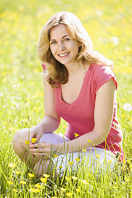 포토 JPG 해외이미지 백인 응시 계절 공원 여자 꽃 행복 여유 중년 밭 한명 성인 야외 세로 30대 걷기 봄 산책 시골 무릎꿇기 해외202004 해외포토 서양인 식물 1 시선 공공시설 감정 농업 모션 휴식 사람 장년 파일형식 이미지허브