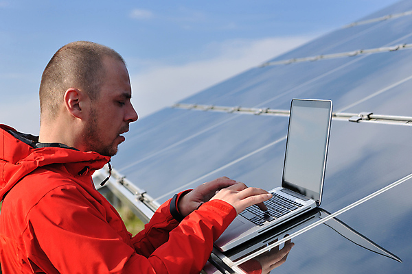 포토 JPG 해외이미지 주간 남자 하늘 한명 상반신 성인 야외 옆모습 노트북 타이핑 태양에너지 집열판 성인남자한명만 해외202004 해외포토 자연요소 1 뷰포인트 사람 전자제품 그린에너지 남자한명만 성인남자만 파일형식 이미지허브