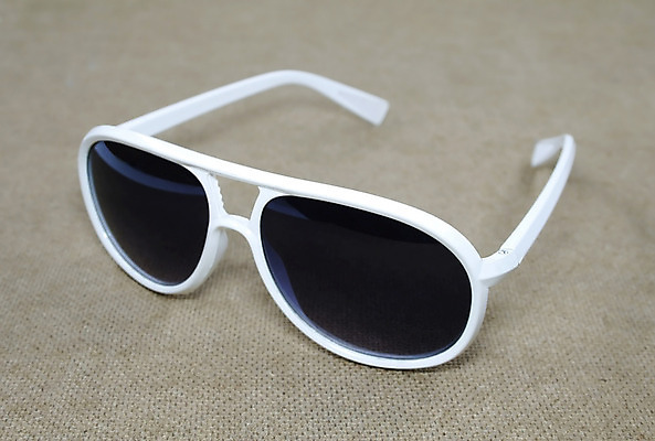 포토 JPG 해외이미지 유리 그림자 사람없음 목재 선글라스 갈색 유행 보라색 흰색 보호 복고 고립 자외선 해외202004 해외포토 나무 안경 컬러 컨셉 재료 재질 파일형식 이미지허브