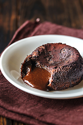 포토 JPG 해외이미지 접시 디저트 실내 사람없음 초콜릿 흐름 달콤 나무배경 해외202004 퐁당오쇼콜라 해외포토 식기 음식 백그라운드 컨셉 내부 맛 파일형식 이미지허브