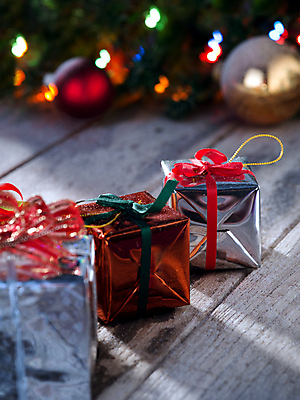 포토 JPG 해외이미지 전통 행복 크리스마스 겨울 휴가 새로움 새해 기념 선물 이벤트 사람없음 장식 빛 상자 산타클로스 축제 놀람 덮개 축하 인사 소나무 날짜 황금 야간 12월 연도 오브젝트 서리 마법 노엘 포장소품 2017년 클라우스 해외202004 해외포토 자연요소 나무 계절 기념일 감정 컨셉 포장 표정 뚜껑 예절 포장재료 파일형식 이미지허브