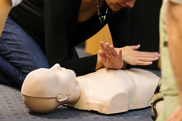 포토 JPG 해외이미지 여자 한명 상반신 성인 옆모습 무릎꿇기 마네킹 연습 심폐소생술 성인여자한명만 자동제세동기 흉부압박 해외202004 해외포토 1 뷰포인트 의학 모션 사람 여자한명만 성인여자만 파일형식 이미지허브