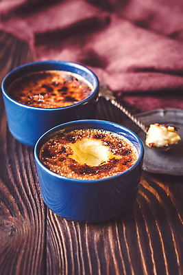 포토 JPG 해외이미지 그릇 실내 사람없음 아웃포커스 숟가락 크렘브륄레 나무배경 해외202004 해외포토 식기 백그라운드 디저트 촬영기법 수저 내부 파일형식 이미지허브