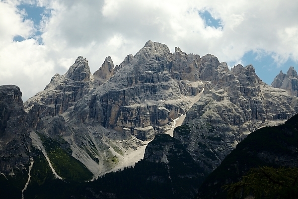 포토 JPG 해외이미지 구름 유럽 벽 여행 자연 산 풍경 경사 사람없음 야외 여름 햇빛 이탈리아 등산 트래킹 하이킹 바위 거친 정상 오르기 알프스 지역 내추럴 벌거벗은 석회암 웅장함 절정 지리 해외202004 해외포토 자연요소 계절 나라 모션 레저 태양 암석 생태계 파일형식 이미지허브