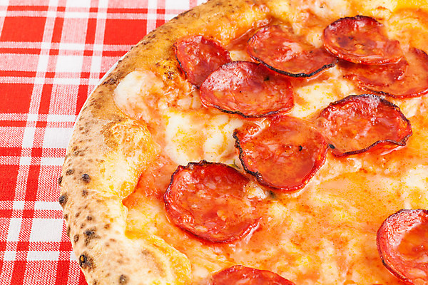 포토 JPG 해외이미지 전통 음식 백그라운드 토마토 재료 탁자 치즈 피자 요리 사람없음 빨간색 초록색 우주 식사 저녁식사 이탈리아 신선 맛 굽기 지중해 올리브 매움 햄 슛 후추 바질 점심식사 나폴리 오리지널 진짜 카피스페이스 해외202004 해외포토 열매 유럽 바다 컬러 가구 컨셉 채소 유제품 패스트푸드 서양음식 육류 공백 구이 향신료 파일형식 이미지허브