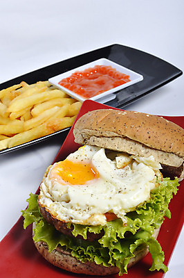 포토 JPG 해외이미지 음식 조각 토마토 채소 부분 치즈 샌드위치 건강 육류 요리 사람없음 목재 장식 여름 빛 식당 검은색 식사 샐러드 소고기 햄버거 신선 클래식 그릴 아침식사 정상 밀 굽기 허브 속도 토스트 소금 후추 시금치 점심식사 번 식용 채식주의자 치즈버거 핸드메이드 비건 해외202004 해외포토 나무 식물 계절 빵 컬러 컨셉 식재료 재료 주방용품 유제품 곡류 패스트푸드 상점 구이 향신료 채식 파일형식 이미지허브