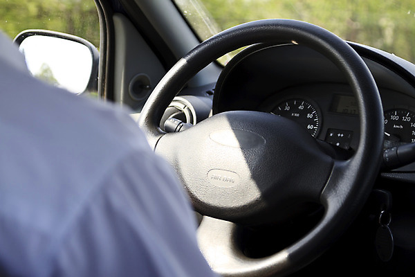 포토 JPG 해외이미지 손 남자 여행 손가락 자동차 유리 실내 사람 성인 사람없음 내부 운전 잡기 바퀴 운전사 속도 자동 해외202004 해외포토 직업 육상교통 모션 재질 신체부위 파일형식 이미지허브