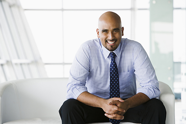 포토 JPG 해외이미지 주간 비즈니스 사업가 실내 한명 20대 성인 내부 가로 직장인 비즈니스맨 소프트포커스 상업 블러 해외202004 해외포토 자연요소 직업 1 남자 촬영기법 사람 청년 파일형식 이미지허브