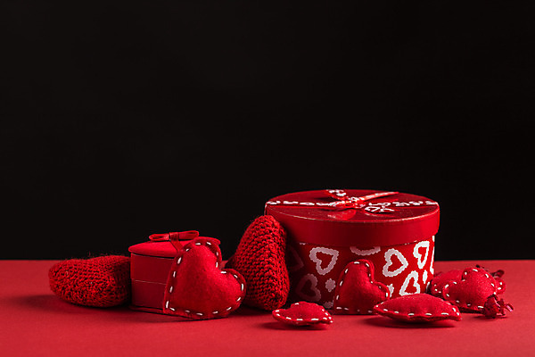 포토 JPG 해외이미지 검은배경 발렌타인데이 사람없음 빨간색 선물상자 하트 뜨개질 오브젝트 반지케이스 해외포토 모양 컬러 백그라운드 데이이벤트 선물 취미 상자 검은색 보관함 파일형식 이미지허브