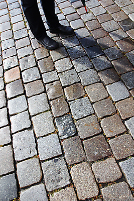 포토 JPG 해외이미지 도로 길 백그라운드 신발 컨셉 패턴 우산 발 추상 거리 바닥 독일 그림자 사람 사람없음 검은색 어둠 회색 젖음 수확 조약돌 바위 도시 거친 보행로 고독 질감 옛날 조언 혼자 해외202004 해외포토 감정 유럽 컬러 무늬 농업 교통시설 신체부위 돌_바위 파일형식 이미지허브