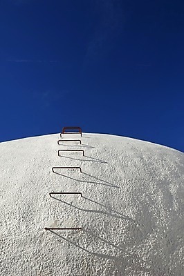 포토 JPG 해외이미지 전통 음식 농업 난간 하늘 그림자 사람없음 야외 세로 파란색 계단 상점 와인 맑음 회색 흰색 보호 은색 정상 주식 큼 포르투갈 묘사 질감 탱크 수납 거인 양조장 여의주 울퉁불퉁 줄서기 지하실 철강 콘크리트 많음 해외202004 해외포토 유럽 산업 컬러 컨셉 모션 날씨 주류 금융 크기 파일형식 이미지허브