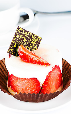 포토 JPG 해외이미지 접시 문화 음식 과일 딸기 디저트 사람없음 장식 컵 빨간색 케이크 숟가락 빵집 달콤 크림 서빙 젤리 무스 커스터드 페스츄리 해외202004 해외포토 식기 빵 컬러 수저 상점 맛 파일형식 이미지허브