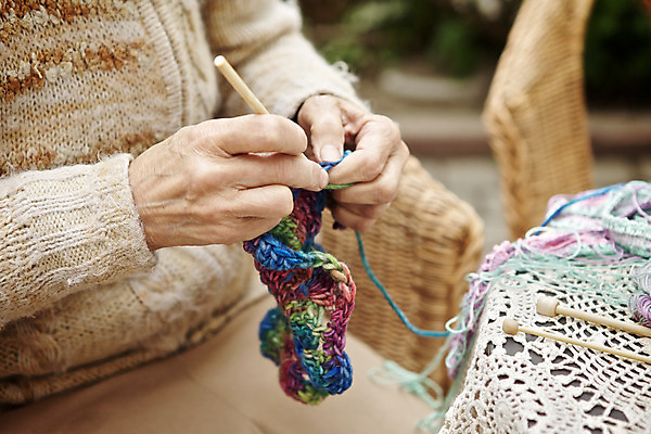 포토 JPG 해외이미지 백인 1 손 옷 여자 패턴 손가락 양말 주택 기술 미술 사람 성인 취미 사람없음 가로 빨간색 유행 목도리 직물 업무 주름 뜨개질 실 닫기 바느질 스웨터 수공예 양모 옛날 핸드메이드 해외202004 해외포토 서양인 잡화 컬러 상의 무늬 모션 문화예술 건물 신체부위 작업 공예 파일형식 이미지허브