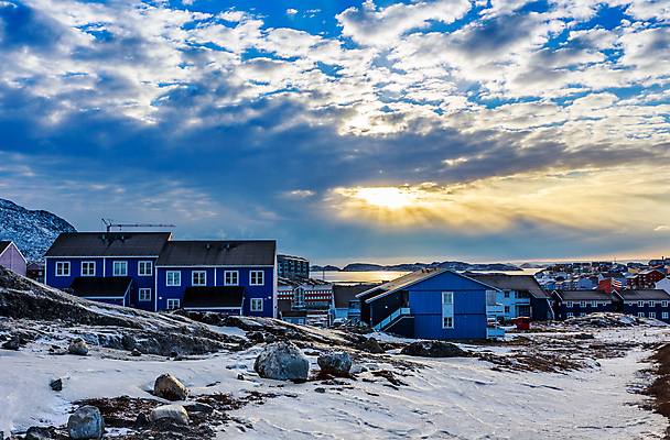 포토 JPG 해외이미지 외관 여행 겨울 건축양식 자연 하늘 산 거리 주택 파노라마 풍경 사람없음 야외 건물 빛 도시풍경 마을 일출 일몰 추위 성장 도시 북극 언덕 장면 북쪽 타운 그린란드 개발 줄서기 많음 해외202004 해외포토 건축물 계절 건축 섬 컨셉 모션 촬영기법 덴마크 노을 극지방 방향 생태계 파일형식 이미지허브