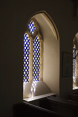 포토 JPG 해외이미지 종교 창문 유리 잉글랜드 사람없음 파란색 교회 얼룩 중세 아치 고딕 옛날 해외202004 해외포토 컬러 종교건축 재질 영국 건물 역사 파일형식 이미지허브