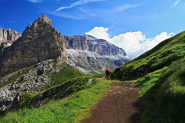 포토 JPG 해외이미지 유럽 도로 길 스포츠 포즈 십자가 자국 자연 하늘 휴가 산 사람 풍경 사람없음 야외 여름 파란색 맑음 자전거 이탈리아 하이킹 그룹 순환 알프스 먼지 사이클링 통과 산악자전거 해외202004 해외포토 계절 나라 컬러 교통시설 모션 레저 날씨 바이크 육상스포츠 생태계 파일형식 이미지허브