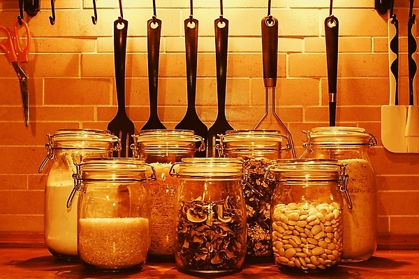 포토 JPG 해외이미지 전통 커피 음식 백그라운드 다이어트 토마토 채소 과일 재료 유리 고추 오이 선반 주택 건강 마늘 종류 요리 사람없음 목재 책 쇼핑 주방 숟가락 식사 도구 항아리 맛 보호 상품 균형 잼 메뉴 유기농 피클 레시피 후추 채식주의자 핸드메이드 해외202004 해외포토 나무 웰빙 음료 가구 컨셉 재질 수저 건물 도자기 소스_음식 향신료 채식 절임 파일형식 이미지허브