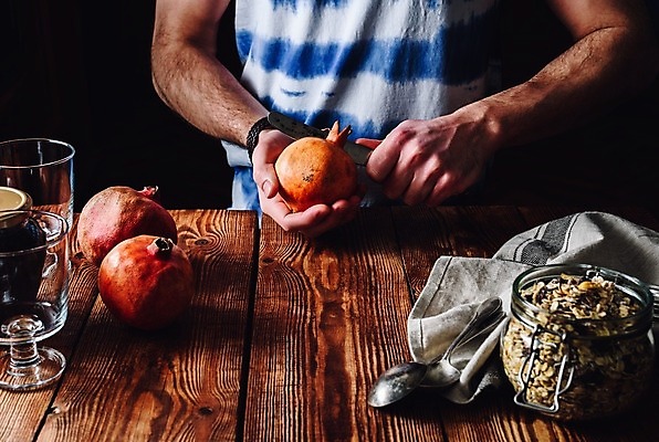 포토 JPG 해외이미지 손 유리병 디저트 잔 실내 요리 들기 신체부위 숟가락 나이프 자르기 시리얼 재료손질 석류 과일파르페 나무탁자 해외202004 해외포토 식기 음식 과일 모션 탁자 병_용기 수저 사람 내부 칼 파르페 손질 파일형식 이미지허브