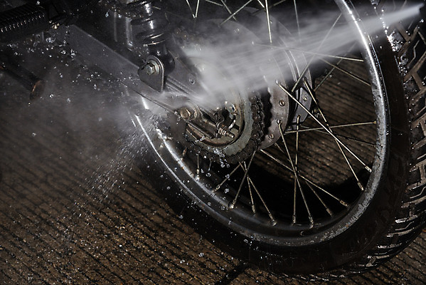 포토 JPG 해외이미지 손 교통수단 교통시설 자동차 사람없음 야외 물 파란색 빛 검은색 젖음 오토바이 작업 바퀴 우아함 씻기 빨래 청소 오브젝트 타이어 비누 분무기 세탁기 청소부 압력 해외202004 해외포토 자연요소 직업 육상교통 컬러 교통 컨셉 가사 신체부위 위생용품 바이크 청결 가전제품 시설 파일형식 이미지허브