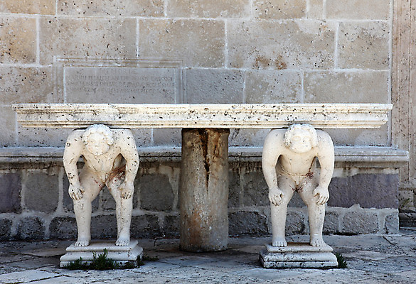포토 JPG 해외이미지 유럽 기독교 종교 문화 섬 건축양식 탁자 엄마 사람없음 건물 성당 교회 믿음 골동품 예수 중세 역사 재산 성자 지중해 신성 마리아 수도원 몬테네그로 발칸반도 수녀원 순례자 신앙심 옛날 제단 스타일 해외202004 해외포토 건축물 건축 감정 나라 바다 가구 가족 종교건축 금융 신_종교 파일형식 이미지허브