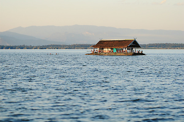 포토 JPG 해외이미지 전통 아시아 호수 여행 태국 자연 하늘 휴가 산 주택 사람 동양인 풍경 사람없음 목재 초록색 물 여름 강 마을 시골 보트 숲 뗏목 해외202004 해외포토 자연요소 나무 계절 나라 교통수단 컬러 배_교통 재료 인종 건물 생태계 파일형식 이미지허브