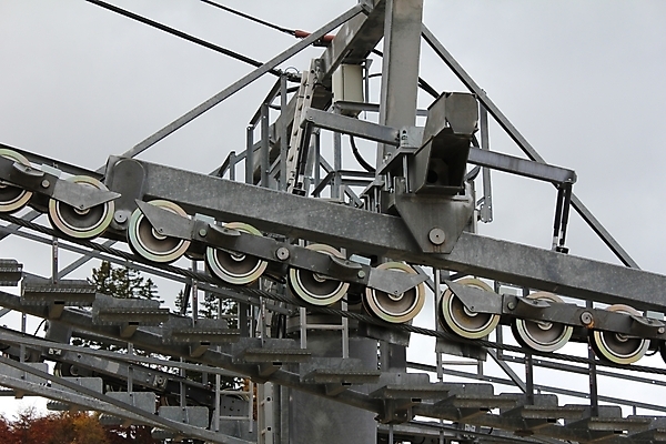 포토 JPG 해외이미지 주간 나무 계절 여행 겨울 자동차 하늘 스키 휴식 산 파노라마 풍경 경사 사람없음 목재 파란색 여행객 냉동 추위 가장자리 숲 스위스 언덕 서리 리프트 삼림지대 원정 눈내림 해외202004 해외포토 자연요소 식물 유럽 육상교통 컬러 컨셉 재료 겨울스포츠 눈_날씨 촬영기법 사람 둘레 파일형식 이미지허브