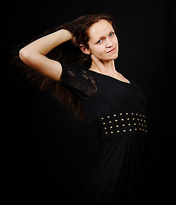 포토 JPG 해외이미지 백인 모델 1 헤어스타일 손 드레스 여자 얼굴 백그라운드 건강 한명 사람 성인 빛 갈색 파티 유행 검은색 흰색 춤 화려 우아함 피부 내추럴 돌봄 스타일 해외202004 해외포토 서양인 옷 컬러 컨셉 모션 문화예술 이벤트 신체부위 파일형식 이미지허브