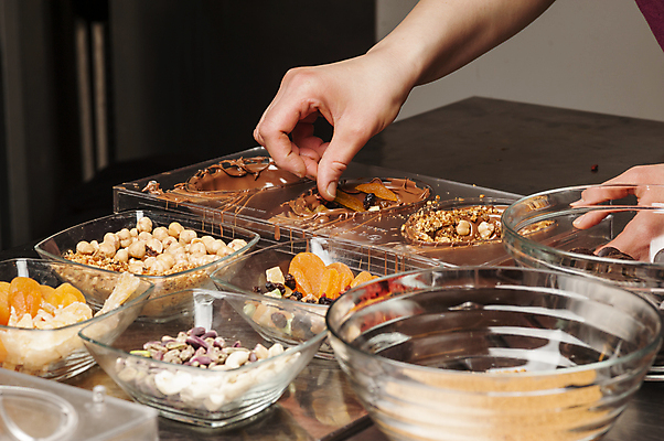 포토 JPG 해외이미지 계절 종교 음식 과일 재료 휴가 디저트 부활절 건조 사탕 선물 사람없음 장식 갈색 과자 초콜릿 계란 축제 어둠 놀람 이탈리아 우유 견과류 축하 토끼 4월 심볼 아몬드 코코아 개암 해외202004 해외포토 기념일 열매 감정 유럽 음료 컬러 컨셉 포유류 유제품 표정 반려동물 알 날짜 파일형식 이미지허브