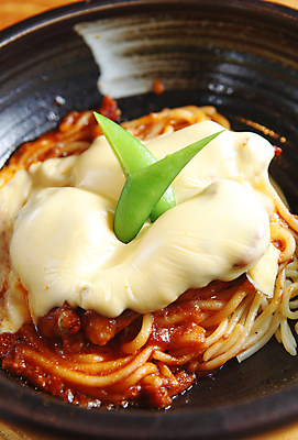 포토 JPG 해외이미지 식물 접시 음식 채소 파스타 스파게티 육류 사람없음 식당 저녁식사 이탈리아 국수 점심식사 해외202004 해외포토 식기 유럽 식재료 서양음식 상점 식사 면류 파일형식 이미지허브