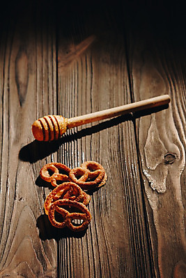 포토 JPG 해외이미지 전통 식기 열매 문화 음료 음식 빵 백그라운드 컨셉 유리 탁자 휴가 디저트 건강 사람없음 목재 갈색 바구니 초콜릿 검은색 축제 빵집 우유 수확 도넛 달콤 아침식사 낟알 굽기 크림 잔치 롤 베이글 꿀 프랑스어 우크라이나 전국 정물화 페스츄리 크레이프 레터링 스타일 해외202004 해외포토 나무 식물 문자 유럽 컬러 가구 농업 재료 재질 유제품 상점 식사 맛 구이 그림 파일형식 이미지허브