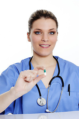 포토 JPG 해외이미지 직업 유니폼 청진기 건강 병원 한명 성인 컴퓨터 알약 약 고통 환자 간호사 의사 하트 관찰 맥박 질병 측정 확인 돌봄 압력 해외202004 해외포토 모양 1 옷 감정 의학 의료기기 모션 사람 전자제품 의료진 파일형식 이미지허브