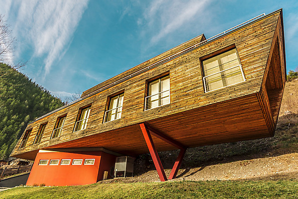 포토 JPG 해외이미지 모양 나무 디자인 외관 벽 창문 하늘 휴가 산 주택 사람없음 야외 건물 목재 시골 널 숲 잡동사니 차고 흥미 해외202004 해외포토 식물 건축물 컨셉 재료 파일형식 이미지허브