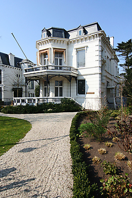 포토 JPG 해외이미지 건축양식 부동산 주택 사람없음 정원 차도 발코니 재산 고급 빌라 맨션 네덜란드 옛날 스타일 해외202004 해외포토 건축 유럽 도로 컨셉 건물 금융 파일형식 이미지허브