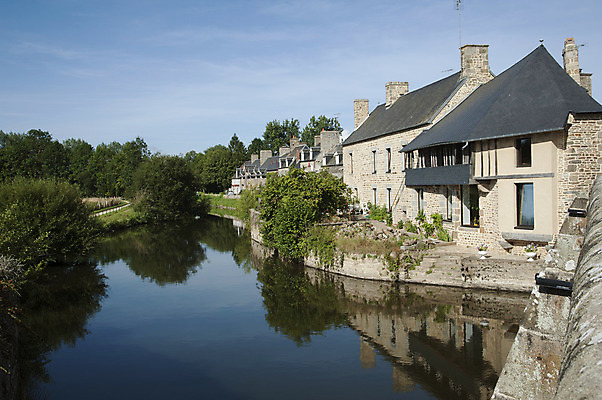 포토 JPG 해외이미지 낚시 사람없음 강 흐름 프랑스 재산 강가 수로 타운 프랑스어 노르망디 해외202004 해외포토 문자 유럽 컨셉 레저 금융 도시 파일형식 이미지허브