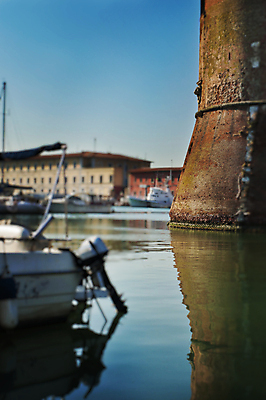 포토 JPG 해외이미지 유럽 바다 여행 건축양식 하늘 휴가 사람없음 건물 초록색 물 파란색 강 반사 탑 이탈리아 수확 도시 보트 옛날 토스카나 해외202004 해외포토 자연요소 건축물 건축 나라 컬러 농업 배_교통 파일형식 이미지허브
