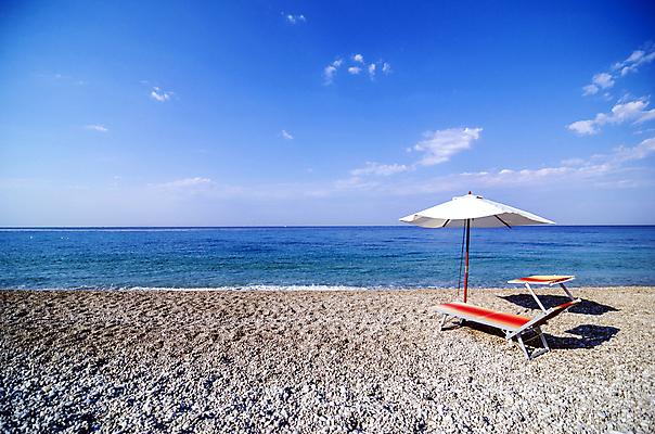 포토 JPG 해외이미지 모래 바다 여행 의자 우산 하늘 휴가 휴식 사람없음 맑음 꿈 만 고독 선탠 휴양지 파라다이스 해외202004 해외포토 감정 가구 컨셉 날씨 장소 파일형식 이미지허브